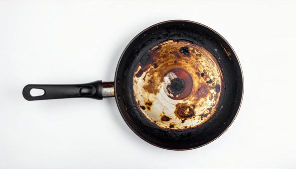 黒焦げになったフライパンの裏側 の写真