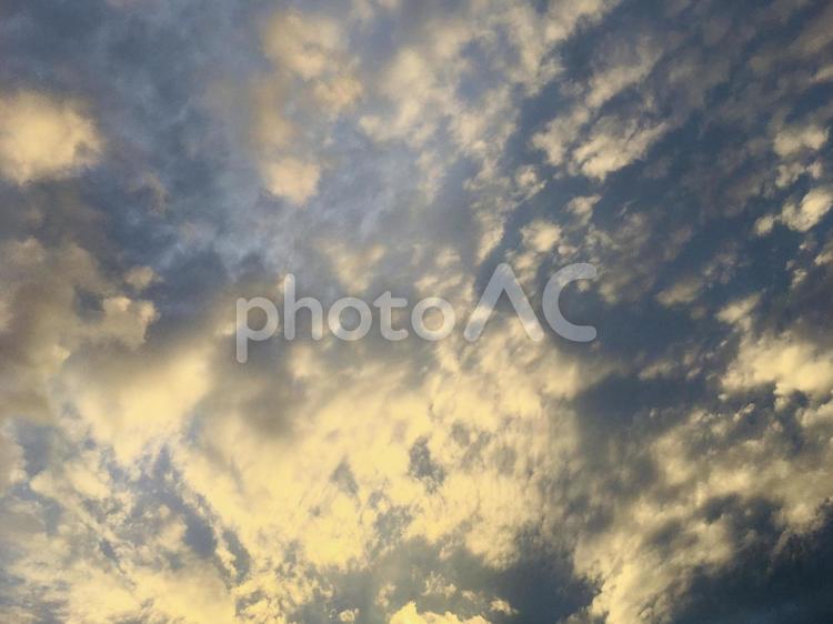 空　空　曇り空　美しい　幻想的　黄昏時 曇り空,美しい,幻想的の写真素材