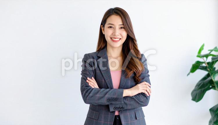 腕組みするスーツ姿のビジネスウーマン 腕組,女性,ガッツの写真素材