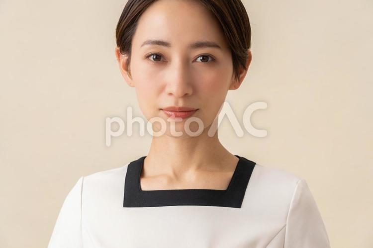 ファイルを持つ女性 女性,エステティシャン,人物の写真素材