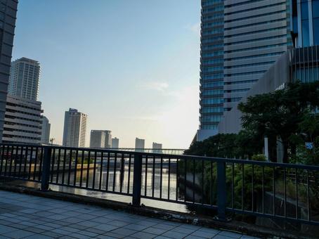 横浜の朝焼けと高層ビル 横浜の朝焼けと高層ビル 横浜市,朝焼け,朝の写真素材