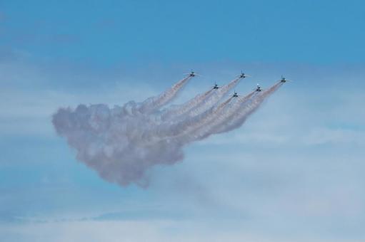 ブルーインパルス　ピラミッド・ローパス1の写真