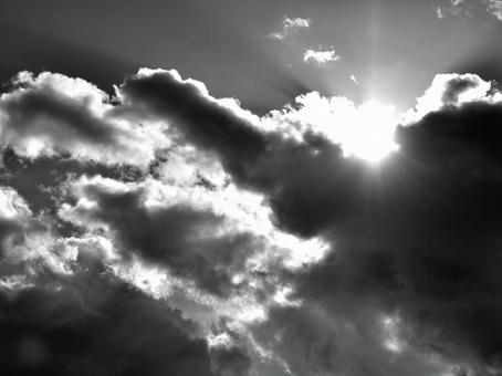 雲から差す太陽の光 モノクロ 雲から差す太陽の光 モノクロの写真