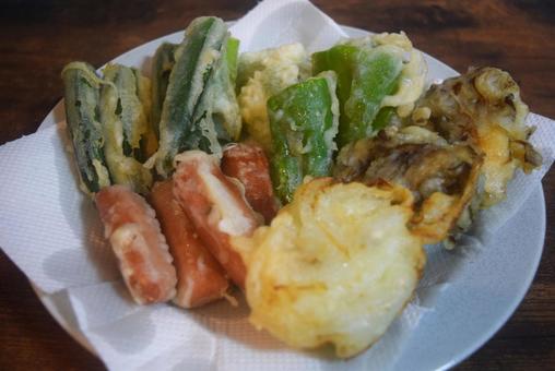 野菜とソーセージの天ぷら盛り合わせ 野菜とソーセージの天ぷら盛り合わせ 天ぷら,野菜天ぷら,ソーセージの写真素材