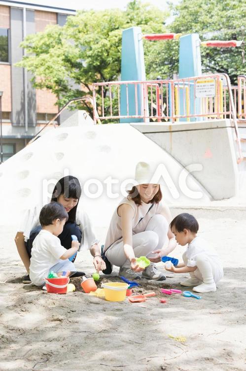 ママ友　母親　育児 ママ友,公園,砂場の写真素材