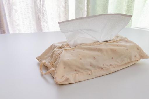 窓際の机に置かれたティッシュペーパー ティッシュペーパー,窓,机の写真素材