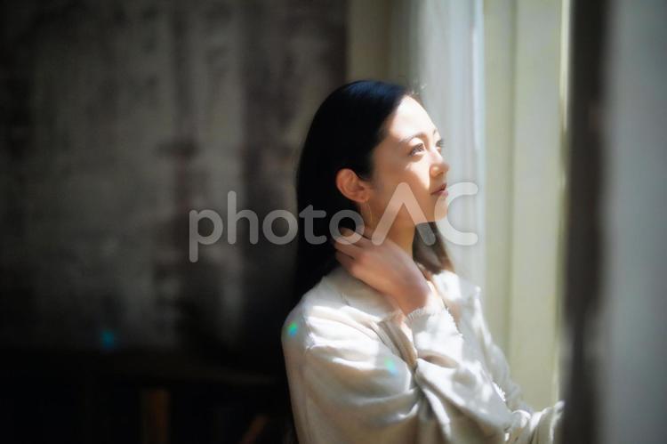 窓の外を見る美人女性の横顔 女性,ポートレート,窓の写真素材