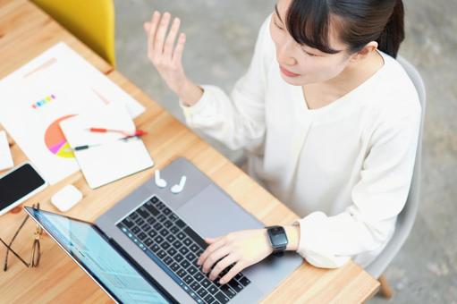 A woman talking to a computer screen, đàn bà, việc từ xa, pc, JPG