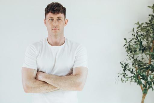 腕を組んで立っている男性 男性,外国人,欧米人の写真素材