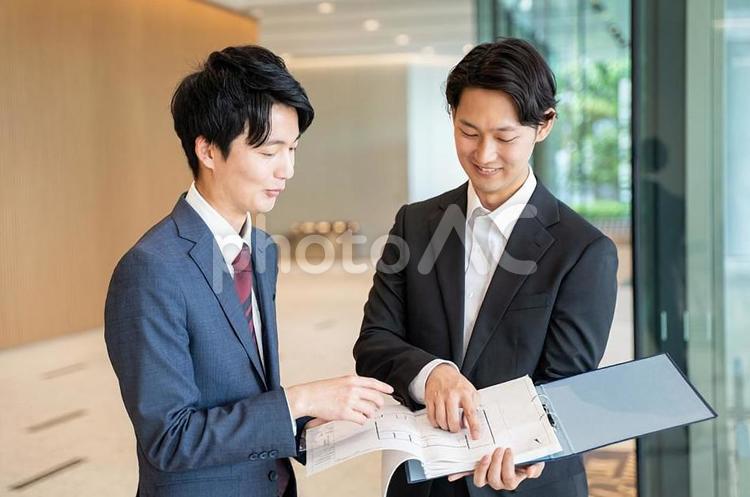 打ち合わせをする2人の男性ビジネスマン ビジネス,ビジネスマン,ミーティングの写真素材