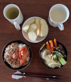 ご飯にキムチ納豆と紫蘇漬け梅干し等の朝食 ご飯にキムチ納豆と紫蘇漬け梅干し等の朝食 朝食,ご飯,七分突きの写真素材