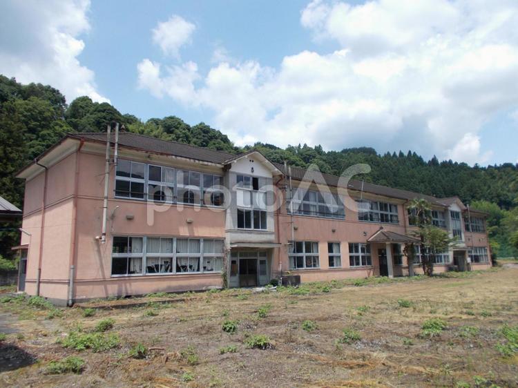 レトロな廃校・木造校舎「杲小学校」群馬 窓風景,杲小学校,木造校舎の写真素材