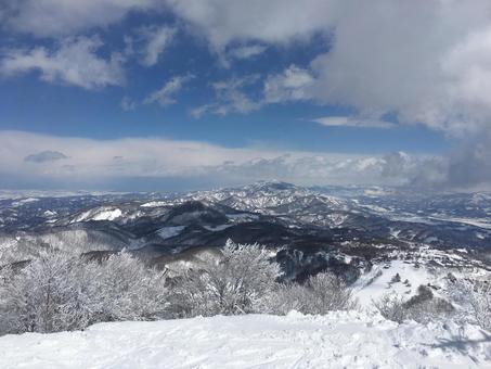 ゲレンデから見える雪山 ゲレンデから見える雪山 冬,雪,雪景色の写真素材