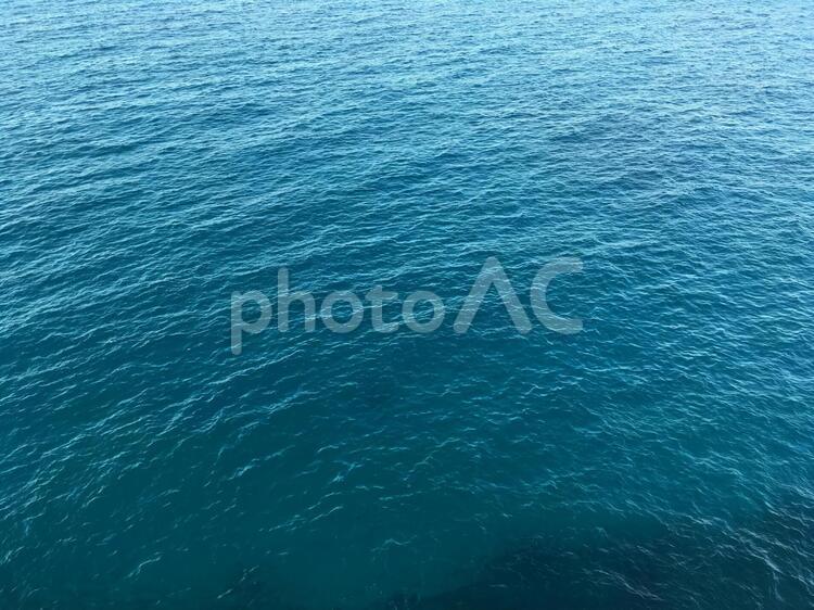 崖下のアドリア海（南イタリア） 深い青,コバルトブルー,マリンブルーの写真素材