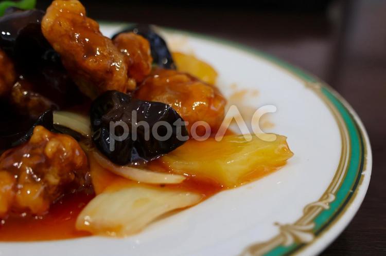 中華料理店の酢豚 酢豚,豚肉,ピーマンの写真素材