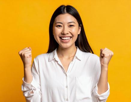 ガッツポーズで笑顔の女性 ガッツポーズで笑顔の女性の写真