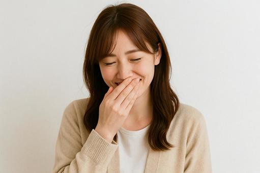 笑いをこらえる女性素材 笑いをこらえる女性素材の写真