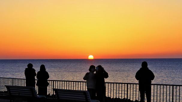 人々と海に沈む日没。 人々と海に沈む日没。の写真