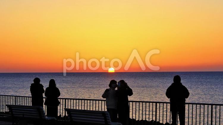 人々と海に沈む日没。 風景,自然,夕焼の写真素材