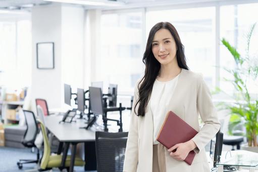 オフィスで仕事をする若いビジネスウーマン オフィスで仕事をする若いビジネスウーマン ビジネス,女性,オフィスの写真素材