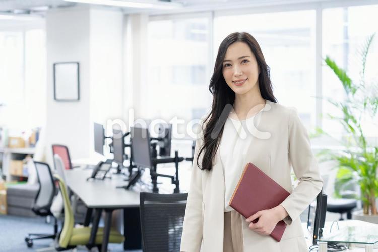 オフィスで仕事をする若いビジネスウーマン ビジネス,女性,オフィスの写真素材