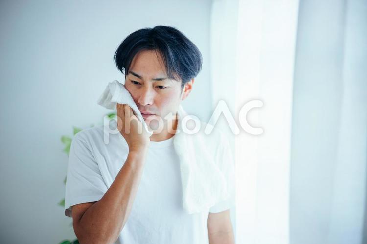 洗顔後タオルドライする男性（真剣） 洗顔,メンズ洗顔,メンズ美容の写真素材