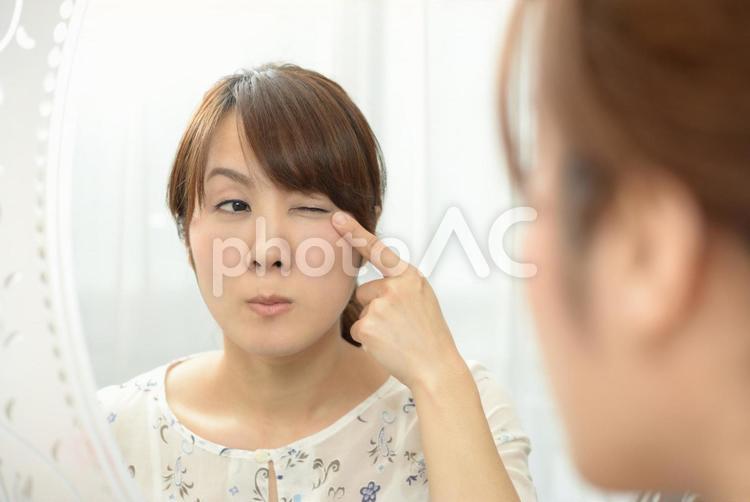 目尻のシワが気になる女性 スキンケア,美容,肌荒れの写真素材