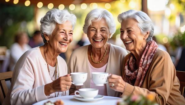茶話会をしているシニア女性たち 茶話会をしているシニア女性たちの写真