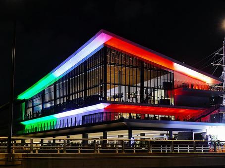 夜の東京国際クルーズターミナル① 東京国際クルーズターミナル,ライトアップ,イタリアンカラーの写真素材