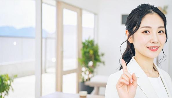 自信のある表情で指さすビジネス女性 自信のある表情で指さすビジネス女性の写真