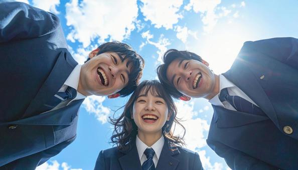 笑顔で元気いっぱいの若いビジネスマン 笑顔で元気いっぱいの若いビジネスマンの写真