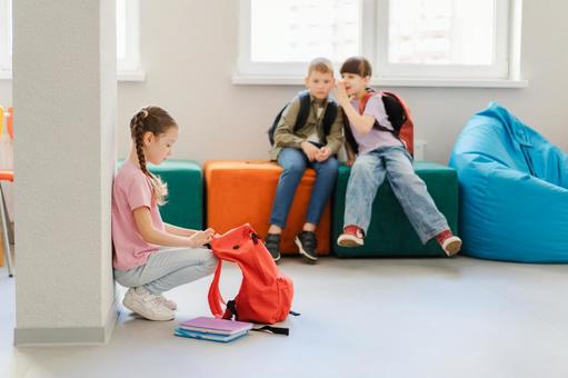 座って内緒話をしたりしゃがむ生徒たち 男の子,女の子,子どもの写真素材