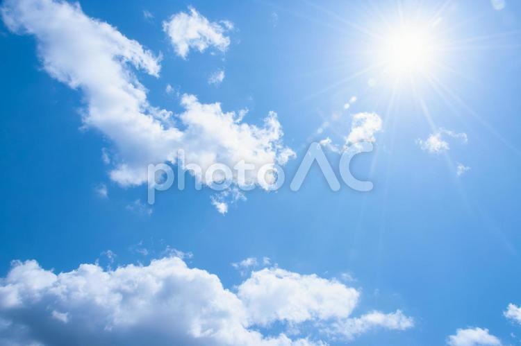 青空と太陽がまぶしい真夏の爽快な空模様1 夏,夏空,太陽の写真素材