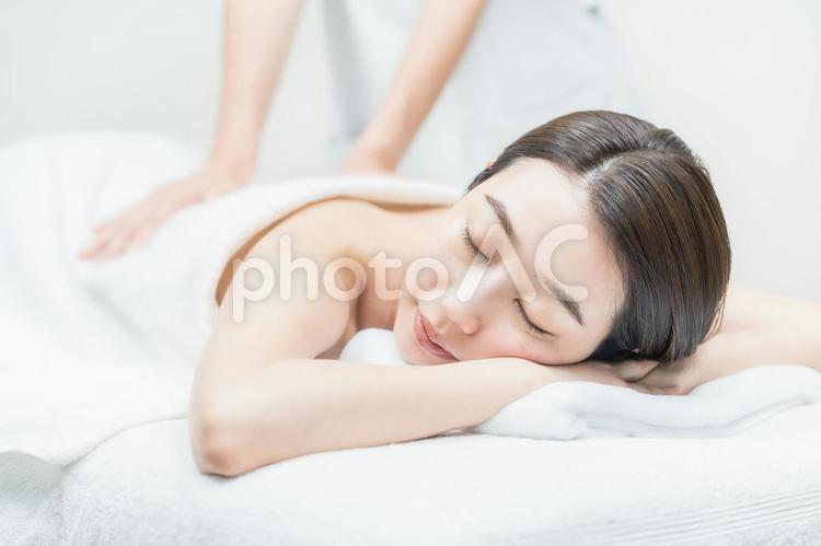 エステサロンでマッサージを受ける若い女性 女性,エステサロン,美肌の写真素材