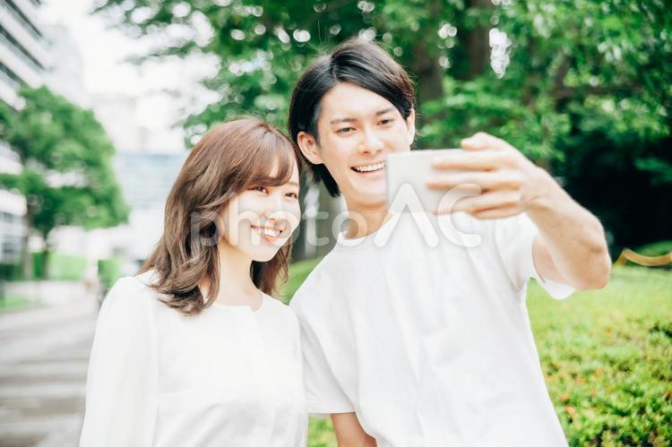 スマホで写真を撮る男女 画像,写真,撮るの写真素材