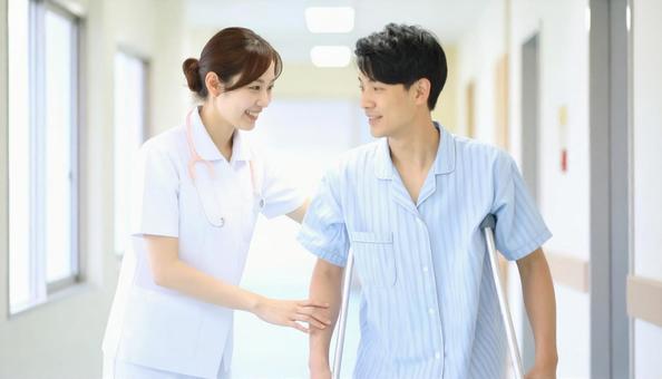 松葉杖の患者と看護師 松葉杖の患者と看護師の写真