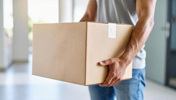 ダンボールを運ぶの写真