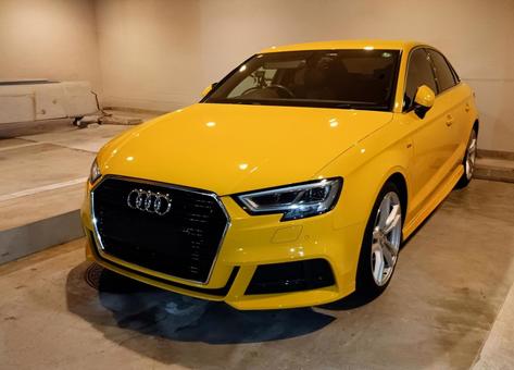 黄色のアウディの乗用車 黄色のアウディの乗用車 黄色,ドイツ車,クルマの写真素材