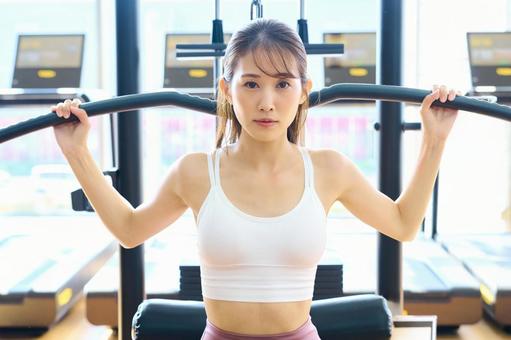 ジムで筋トレする真剣な女性 女性,筋トレ,スポーツジムの写真素材