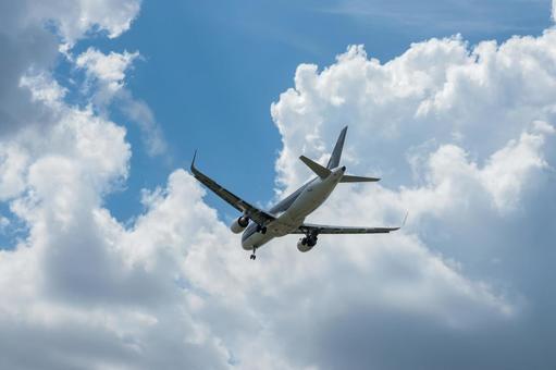 夏の午後、福岡空港に進入するジェット機 夏の午後、福岡空港に進入するジェット機の写真