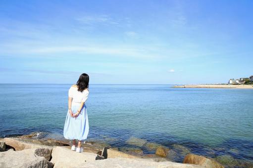 防波堤で海を眺める女性 防波堤で海を眺める女性 女性,海,夏の写真素材