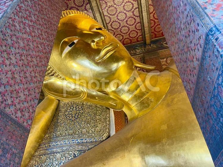 モザイク模様の柱から覗く黄金の涅槃仏 涅槃仏,大仏,黄金の写真素材