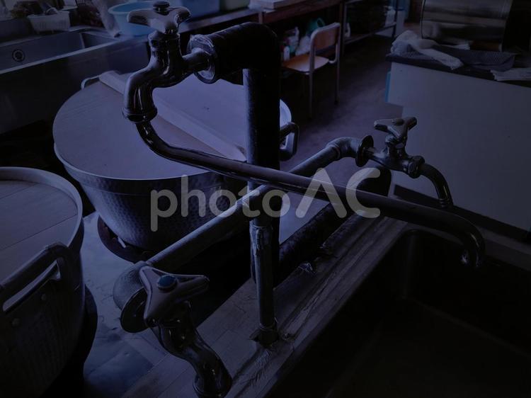 暗い調理場の蛇口のイメージ ホラー,不気味,怖いの写真素材