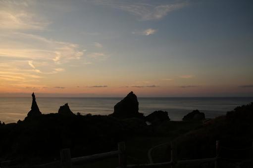 夕暮れの海岸の写真