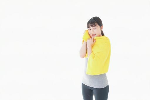 ジムでシャワーを浴びる若い女性 ジムでシャワーを浴びる若い女性 ケア,社会人,学生の写真素材