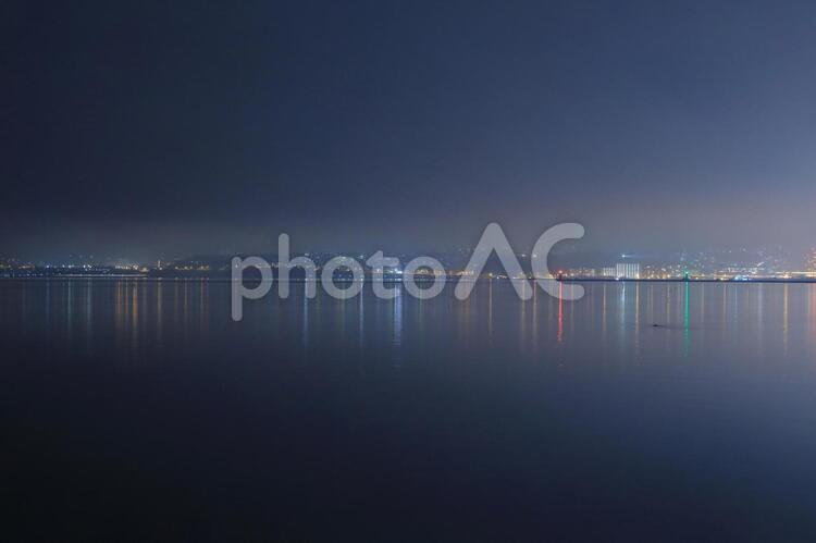 海越しに見える小樽の夜景(港湾付近) 小樽,夜景,海の写真素材