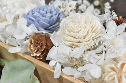 可愛らしい花々の木箱BOXインテリア 可愛らしい花々の木箱BOXインテリア お花,花,花束の写真素材