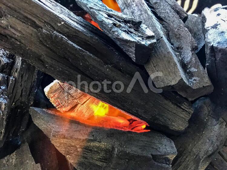 BBQ　炭　火起こし 炭,炭火,バーベキューの写真素材