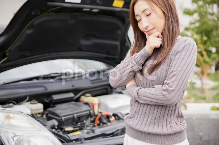 車のエンジンルームと女性 自動車,車,車検の写真素材