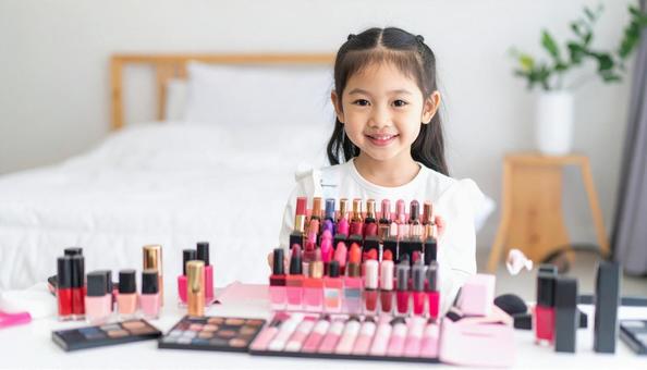 ネイルをする女の子 キッズネイルイメージ ネイルをする女の子 キッズネイルイメージの写真